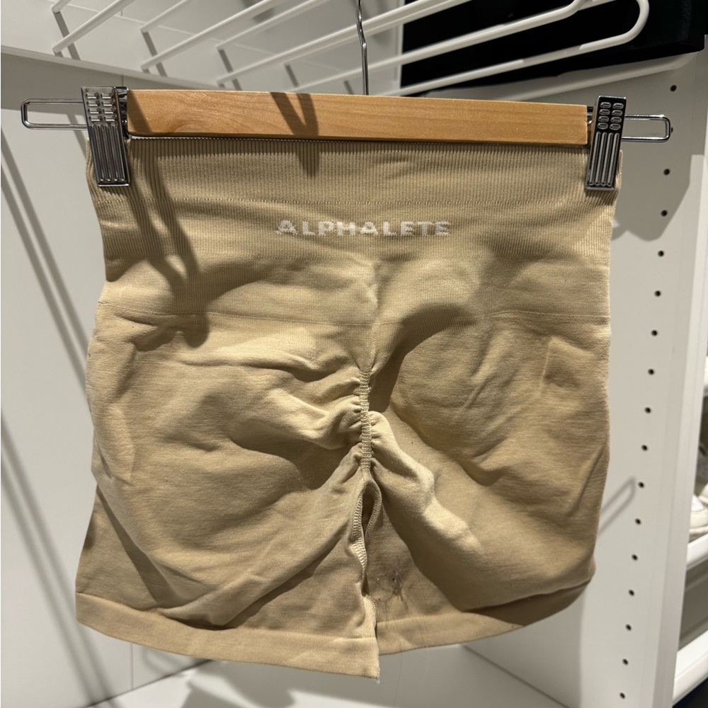 ALPHALETE AMPLIFY SHORTS 4.5